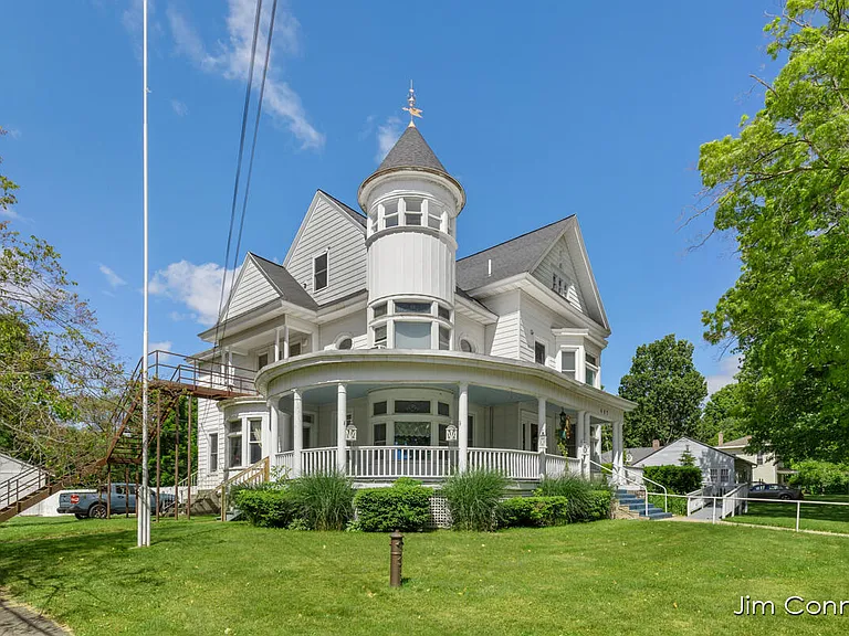 $300,000! 1888 Victorian In Versailles Kentucky
