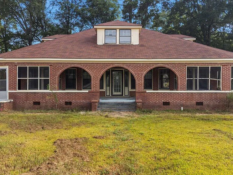 Price cut $6K! $39,000 For This 1933 Colonial-Style Home in Pickens, MS.