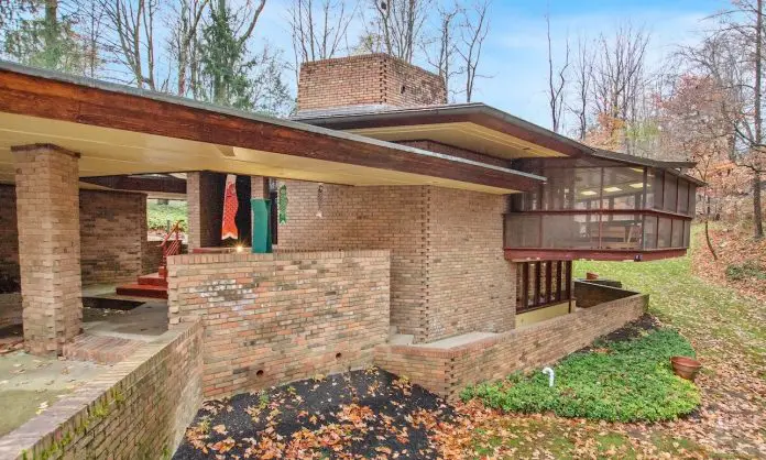 Circa 1962 Residence Built by a Student of Frank Lloyd Wright Pending in Ohio