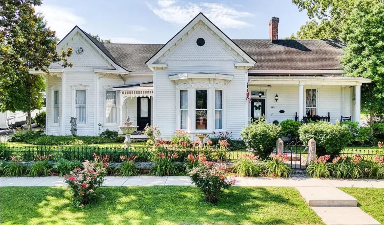 Pretty house! Has a pool! Circa 1881 in Kentucky. $215,000