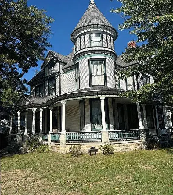 Beautiful Woodwork And A Great Porch! Circa 1897 In Missouri For $250,000!
