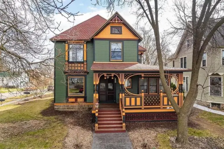 $525,000! 1891 Victorian In Baraboo Wisconsin