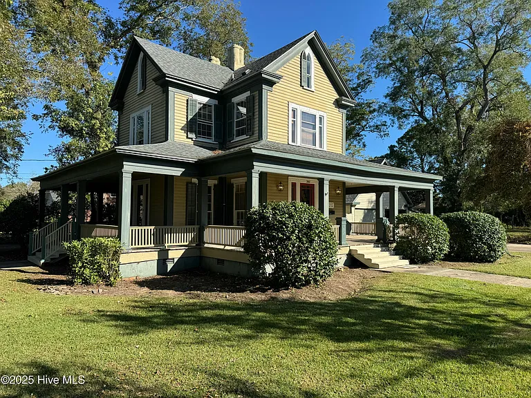 Beautiful staircase! Hour to Outer Banks. C. 1869 in North Carolina