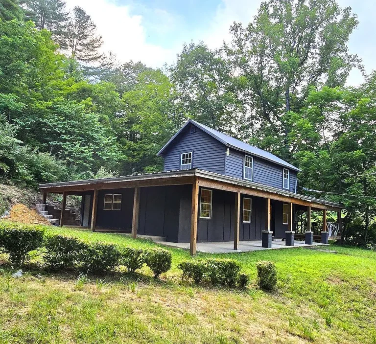 On 28 acres in Virginia! Move in ready. $298,000.