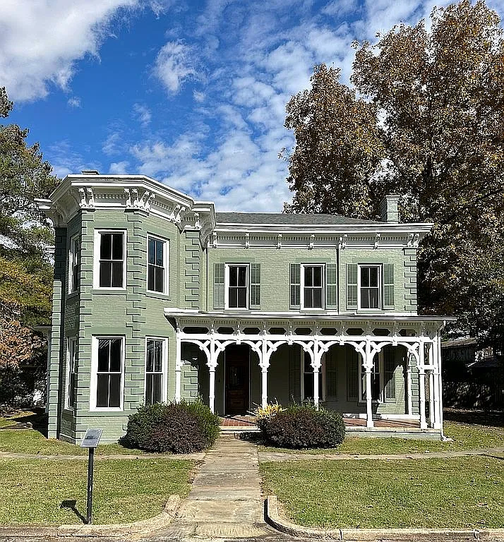 $90k! That staircase! Beautiful backyard! Over an acre in Kentucky.