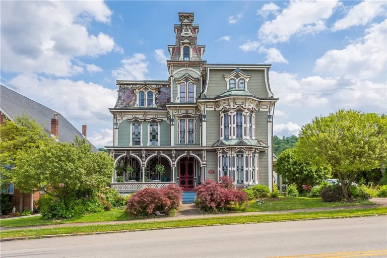 Beautiful woodwork and five bedrooms! Over 4,000 sq. ft. in Pennsylvania. $375,000.