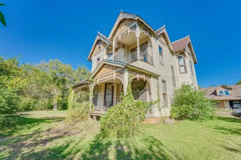 Fixer-Upper! Circa 1898 Victorian In Ladonia, Texas Yours For Just $250,000!