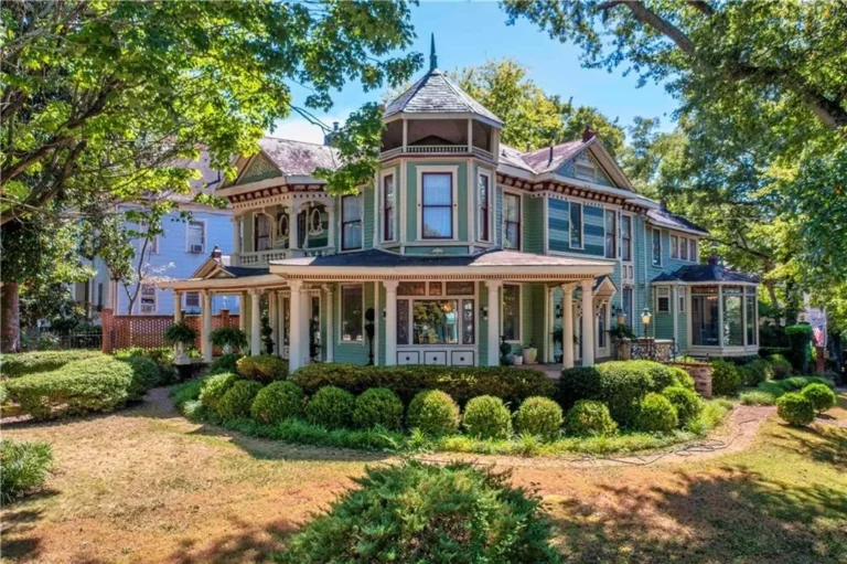 Stunning Victorian! Incredible wrap-around porch! C. 1907 in Georgia.