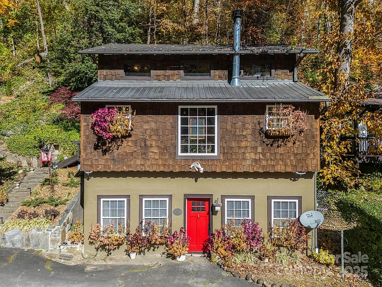 Check out the mountain views!! C. 1948 in North Carolina. $599,000.