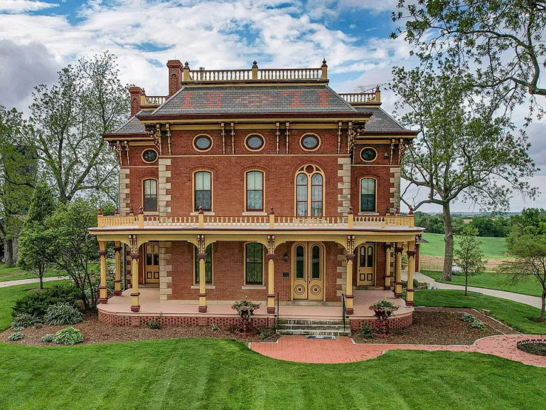 Beautiful original details! Over 4,000 sqft in Iowa. $789,000.