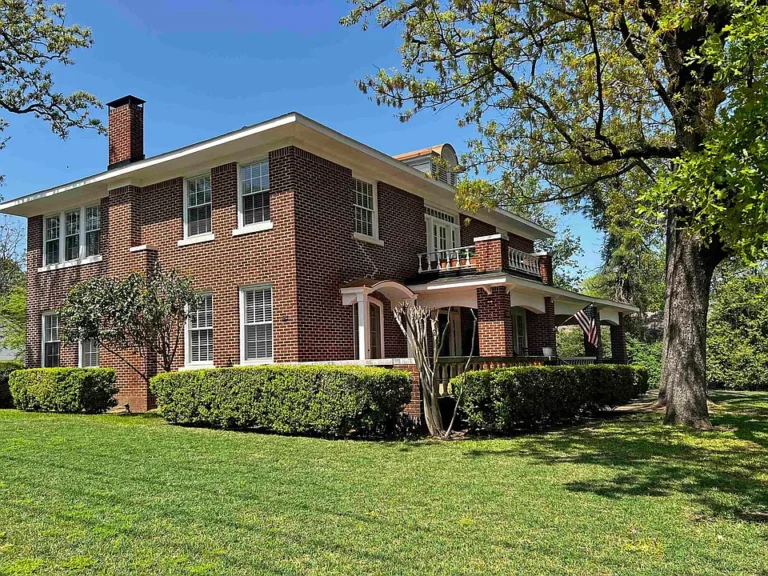 Pretty southern porch! Over 3,700 sq. ft. in Arkansas. $334,500.