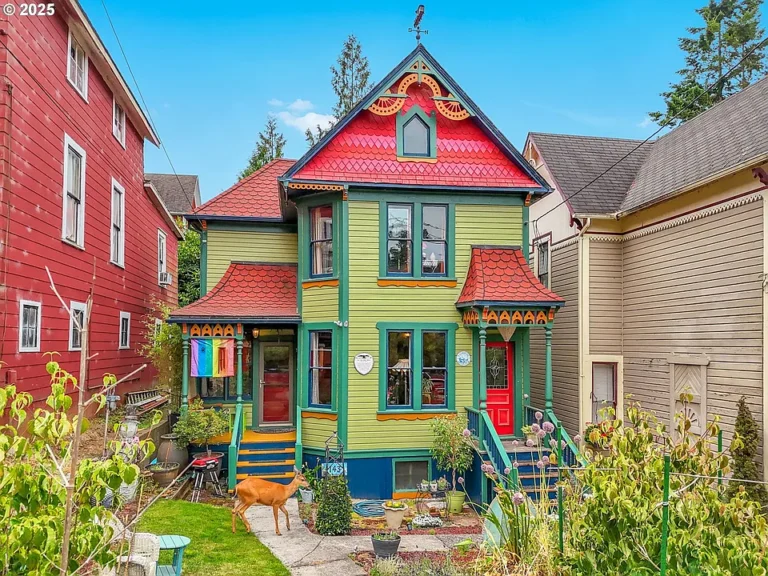 Beautiful woodwork! High ceilings! C. 1900 in Uniontown. $452,288.