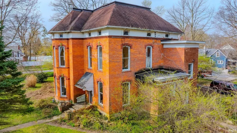 Check out that staircase!! Over 4,000 sq. ft. in Wabash. $140,000.