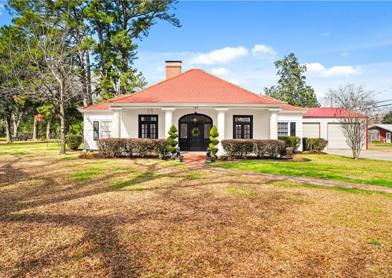 Pretty granite and floors! C. 1940 renovation in Louisiana. $259,000.