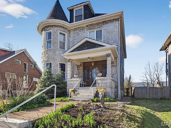 Beautiful woodwork! Grand staircase! C. 1900 in Missouri. $175,000.