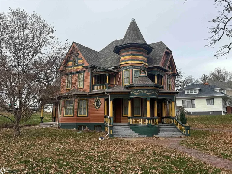 Pretty exterior and updates! C. 1890 in Pottawattamie County. $200,000.
