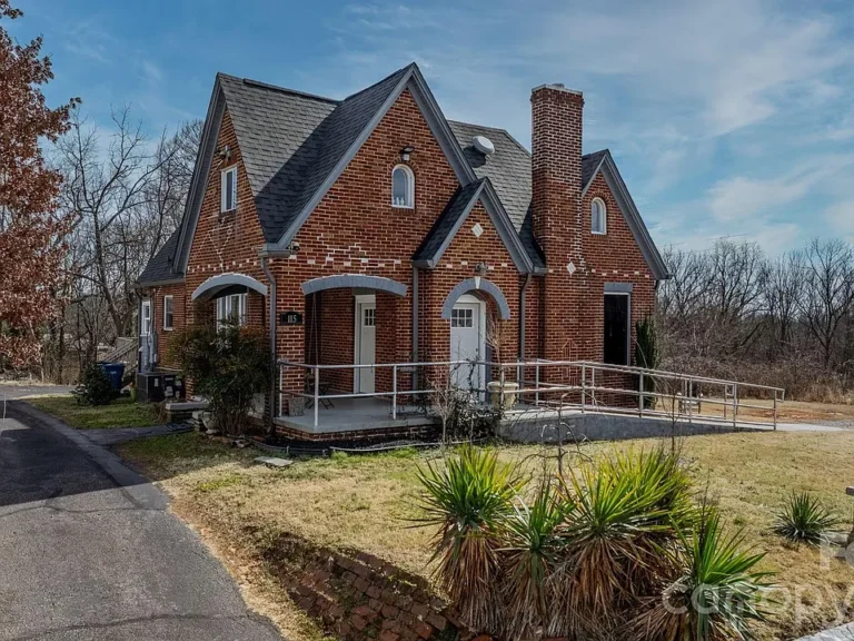 Pretty loft and porch! Historic charm in NC. $325,000.
