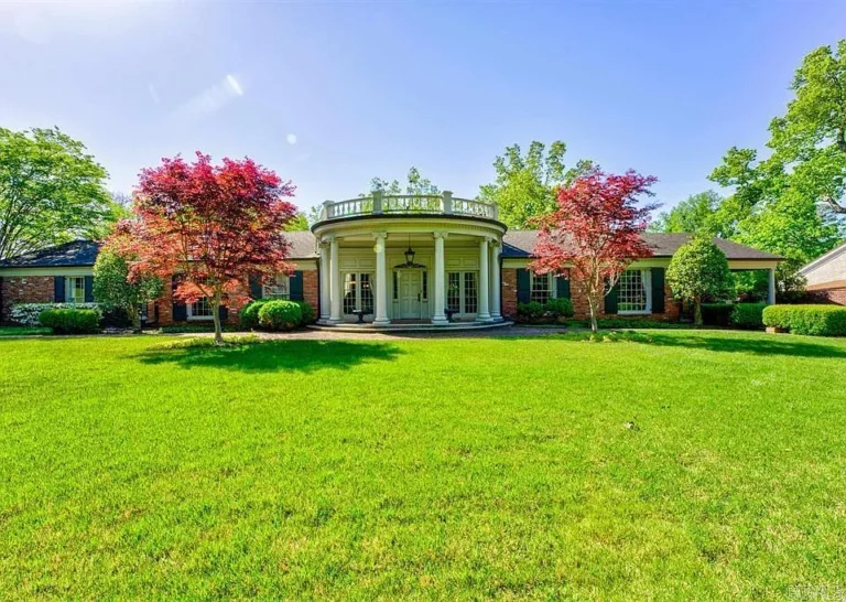 Check out the space!! 4 bedrooms and 5 baths in Arkansas. $575,000.