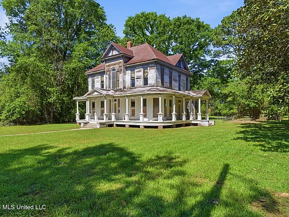 Check out the potential!! Large 1910 fixer-upper in Mississippi. $90,000.