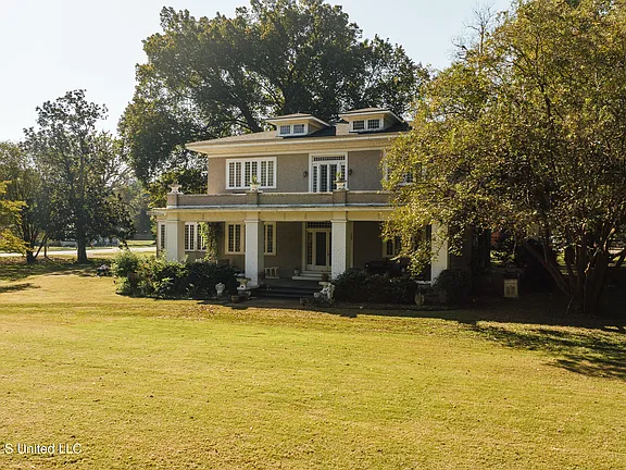 Step back in time! Beautiful 1914 estate on 1.33 acres in Mississippi. $275,000.