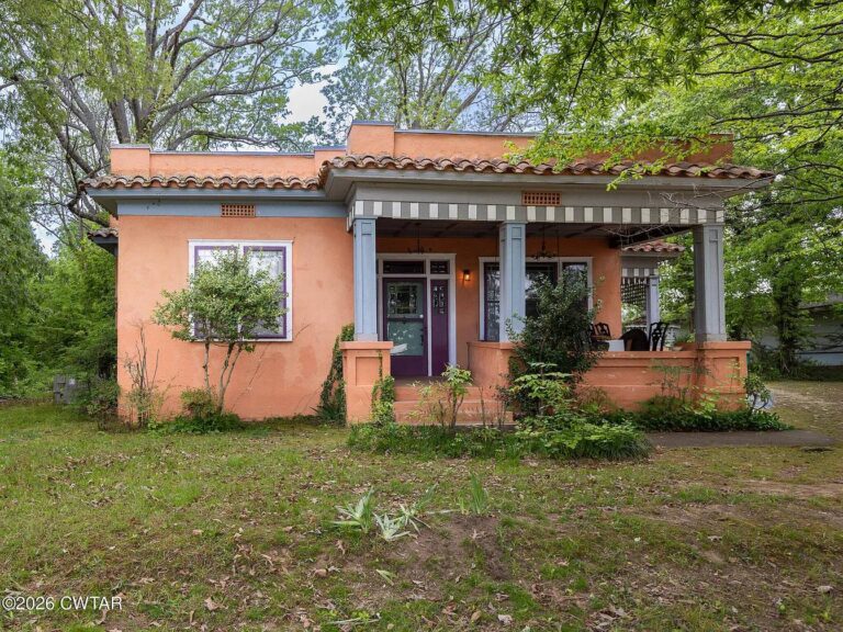 Price cut! Spanish-style vibes! Circa 1925 in Tennessee for $125,000.