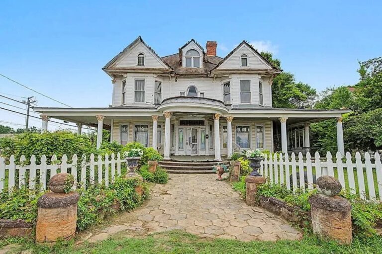 Only $99,900! Porch of dreams! Breathtaking Victorian! Circa 1900 in Georgia.
