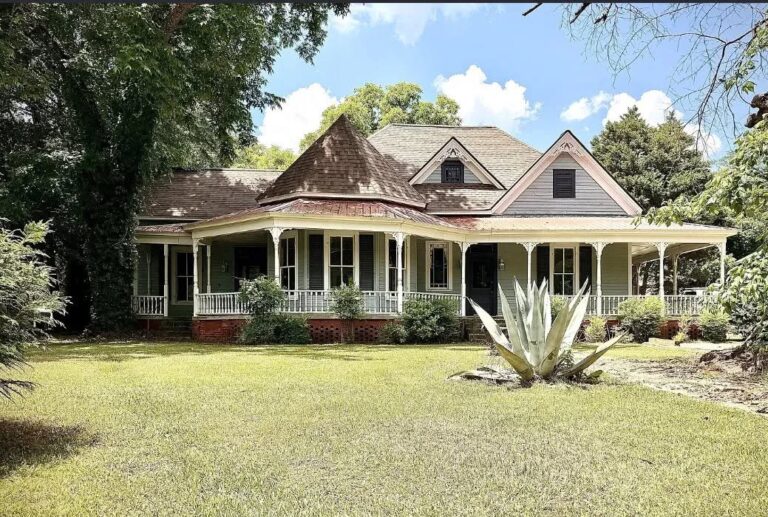 $175,000. Fixer-Upper! Porch goals! Circa 1900 in Georgia.