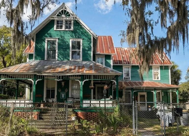 Fixer Upper Alert! $399,900. Diamond in the rough! Circa 1904 in Florida.