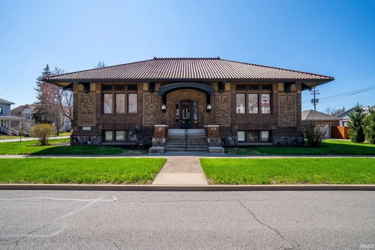 $250,000! Huge potential! Beautiful woodwork! Over 4,500 sqft! C. 1913 former library in Indiana.