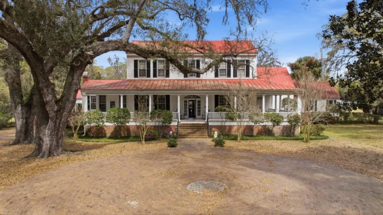 Three houses on 10 acres! Huge porch! 6,000 sqft! C. 1825 in South Carolina. $480,000 cut!
