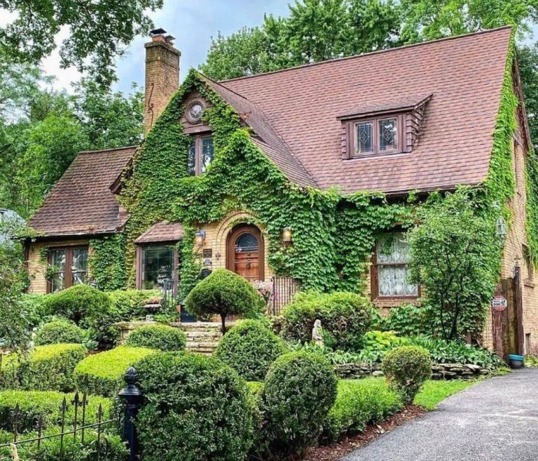 Lost chance! Garden goals! Stunning stone exterior! Circa 1928 in Illinois.