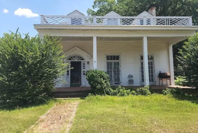 $115,000! Cute house! Perfect setting! Circa 1922 in Virginia.