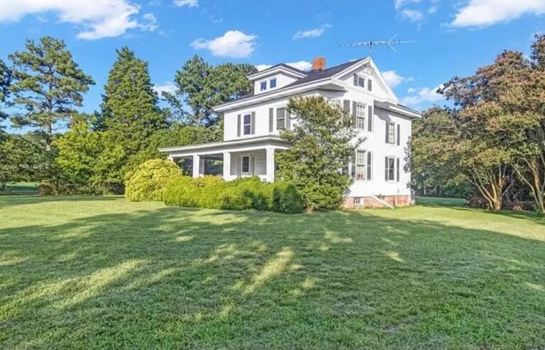 Deal of the Day! $125,000! Full of potential! Circa 1940 in Virginia.