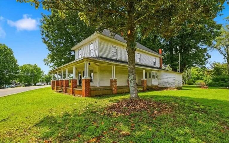$265,000! Potential! Love the porch! Circa 1964 in North Carolina.