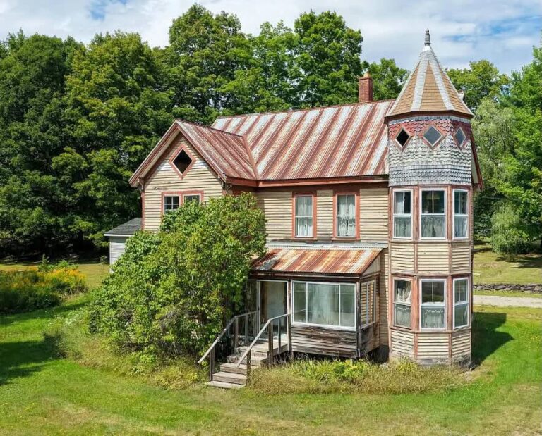 $62,000! Fixer Upper Alert! Grab this chance! Circa 1900 in Maine.
