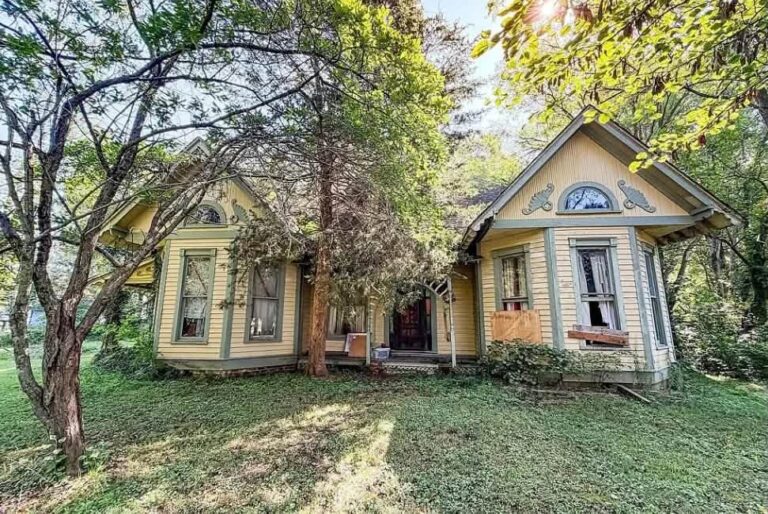 $25,000!! Great opportunity!! Check the staircase! Circa 1900 in Illinois.
