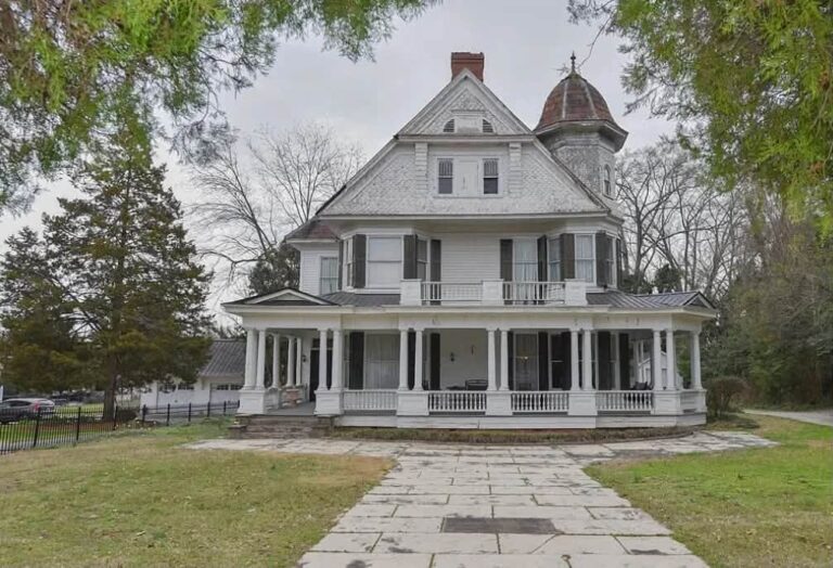 Deal of the Day! $35K Price cut! Check out the pool! Circa 1900 in South Carolina.